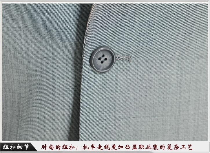 灰色平駁頭一粒扣職業(yè)裝定制-紐扣細(xì)節(jié)展示，經(jīng)典的平駁頭衣領(lǐng)