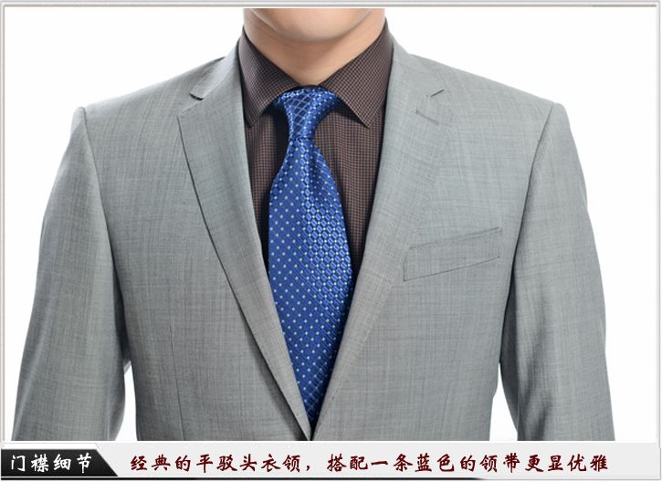 灰色平駁頭一粒扣職業(yè)裝定制-門襟細(xì)節(jié)展示，經(jīng)典的平駁頭衣領(lǐng)